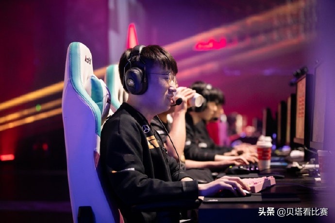 LPL：RNG&V5赛前海报大比拼：驰骋冰雪 vs《舞剑》